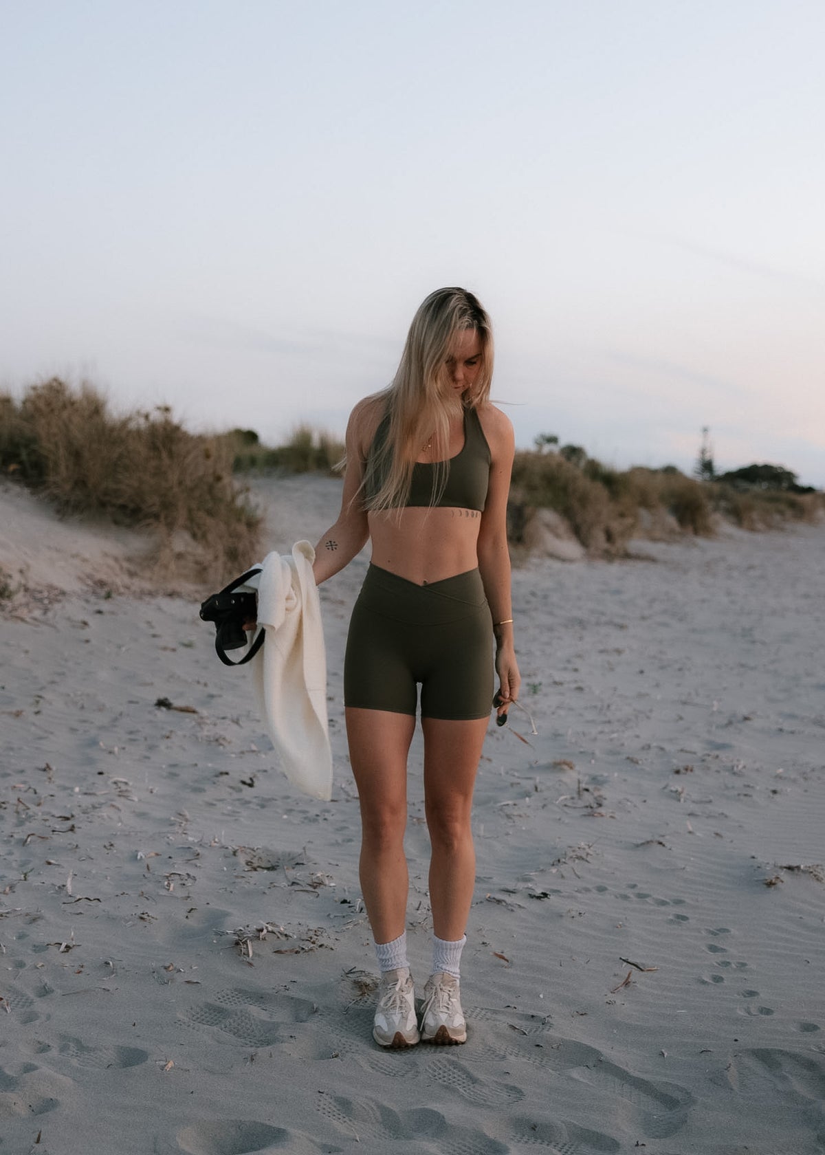 Zenna Active Dune V-Front Shorts, high-waisted – view 6